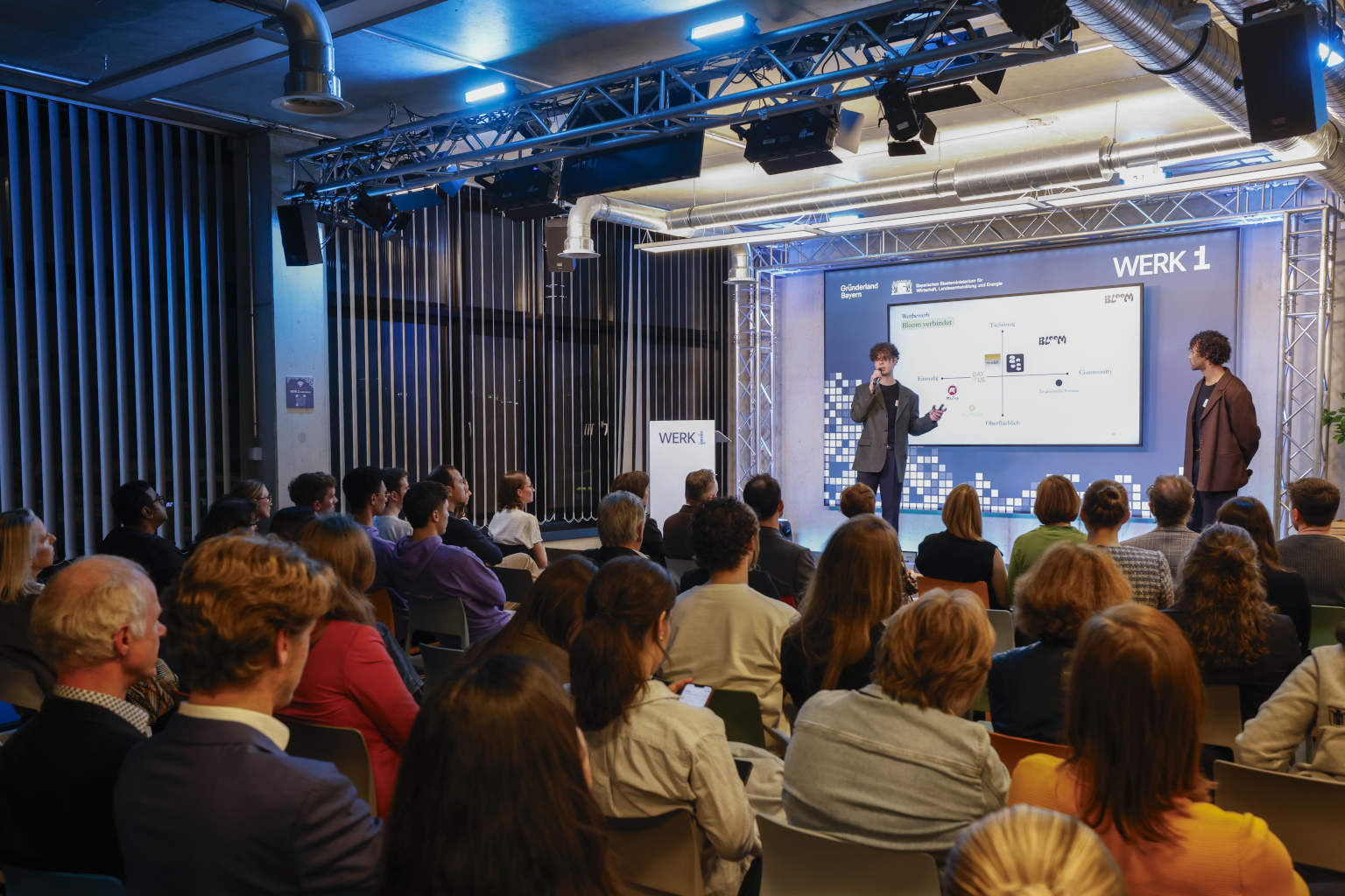 mehrere Personen in einem Raum