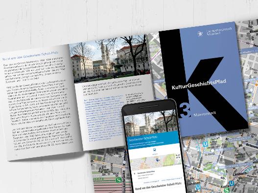 Fotografie der aufgeschlagenen Broschüre Maxvorstadt, im Vordergrund ein Smartphone mit der mobilen Version des KulturGeschichtsPfades
