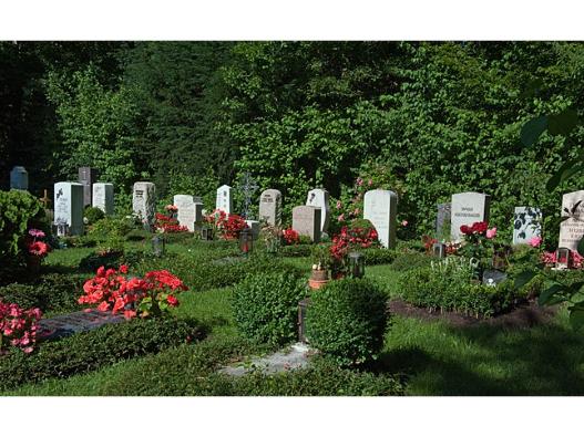 Gräber im Friedhof Aubing
