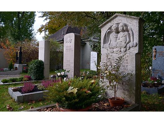 Gräber im Friedhof Daglfing