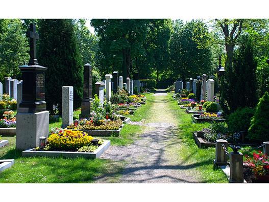 Gräber im Friedhof Perlach