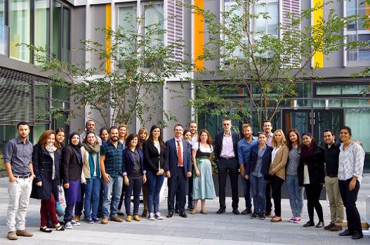 Gruppenbild mit einer Delegation und Mitarbeiterinnen und Mitarbeitern der Stadtverwaltung München vor einem städtischen Dienstgebäude